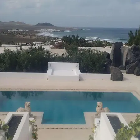 Holiday home Sleeps 4 Pool Wifi T691448 Famara